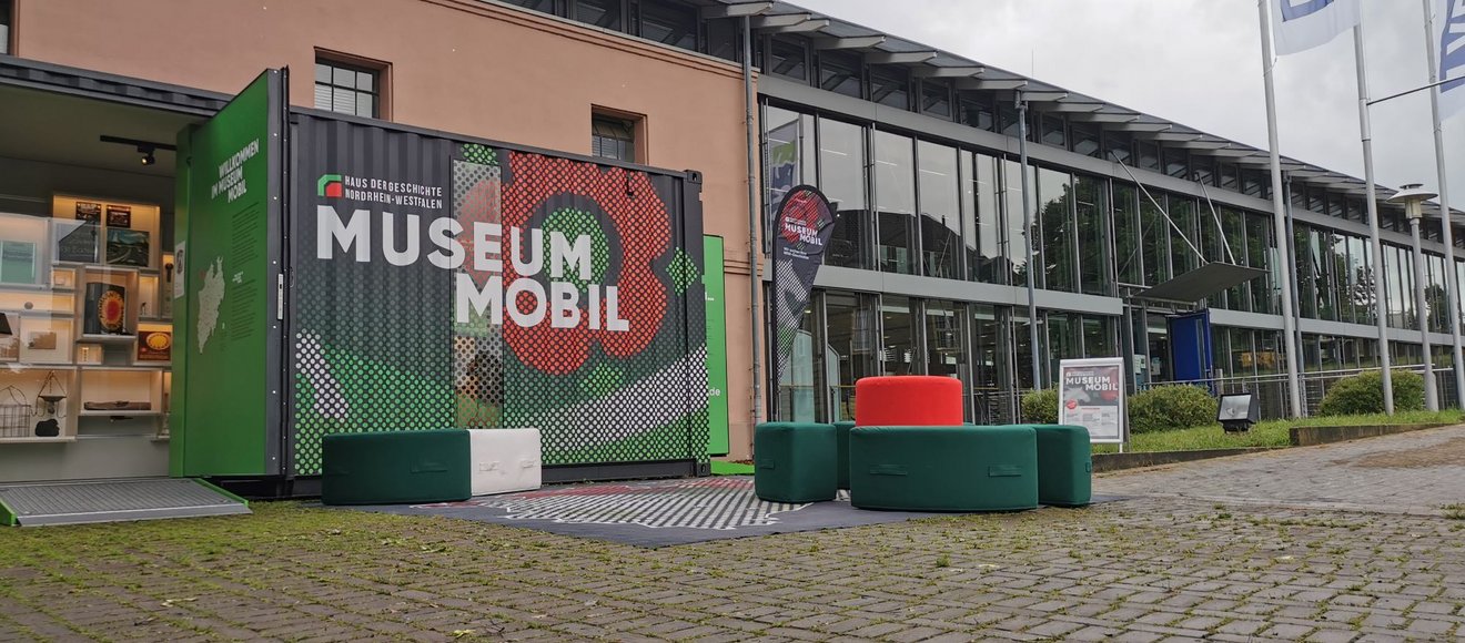 Der MuseumMobil-Container vor dem LVR-Niederrheinmuseum