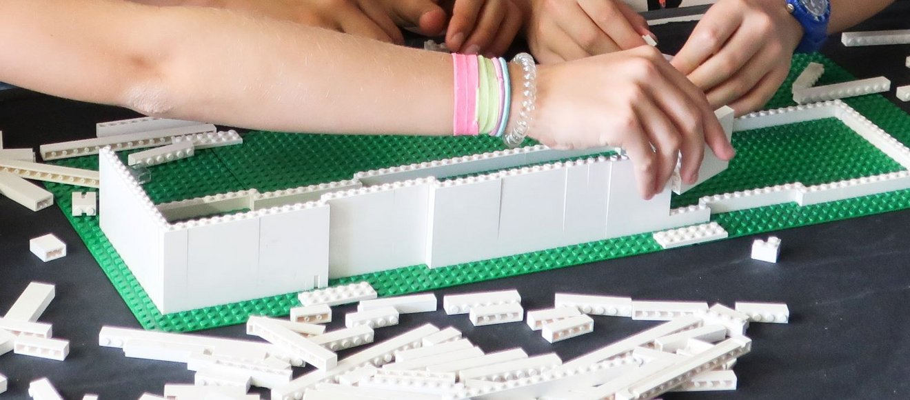 Mit Lego-Steinen kreativ werden und Kunstwerke bauen.