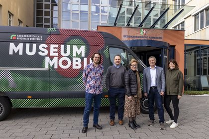 Übergabe der Objekte in Arnsberg: Zwei Frauen und drei Männer stehen vor dem MuseumMobil-Auto.