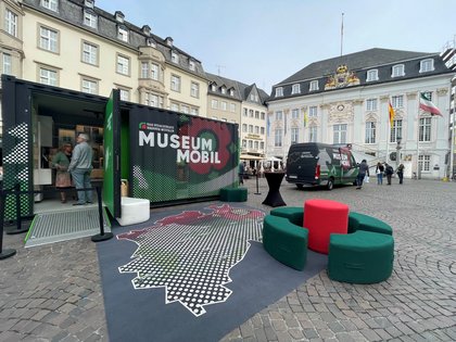 Der MuseumMobil-Container auf dem Marktplatz in Bonn