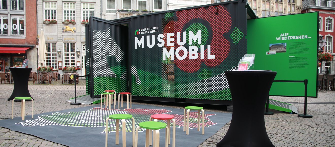Zu sehen ist der MuseumMobil-Container auf dem Markt in Aachen.