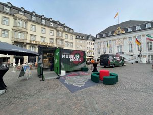 MuseumMobil auf dem Markt in Bonn