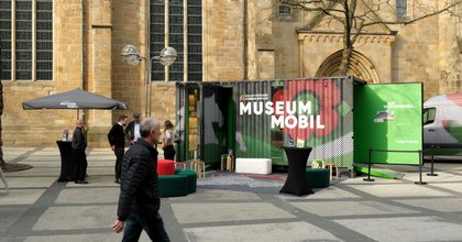Der MuseumMobil-Container vor der Reinoldikirche in Dortmund. 