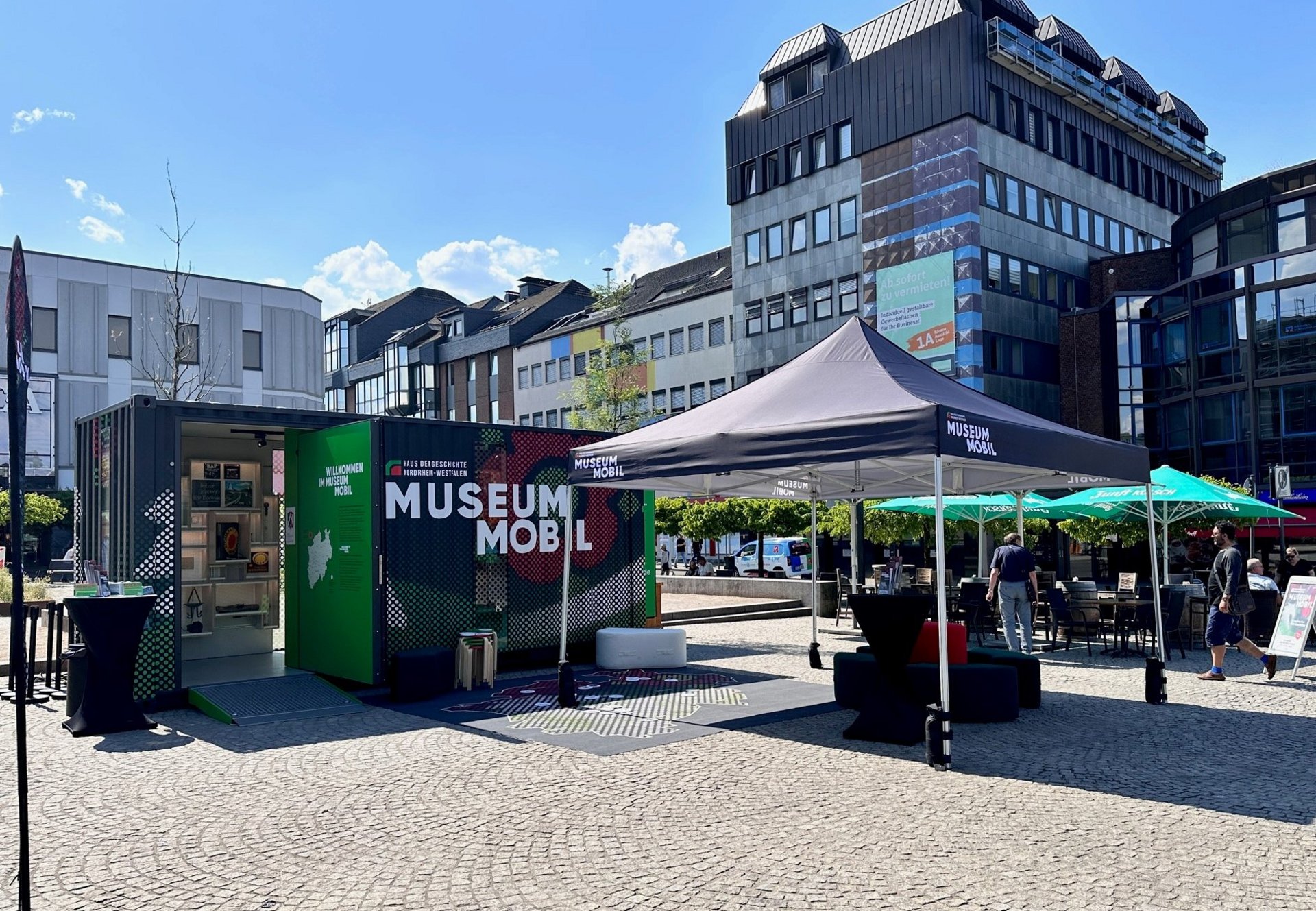 MuseumMobil steht auf dem Graf-Wilhelm-Platz in Solingen.
