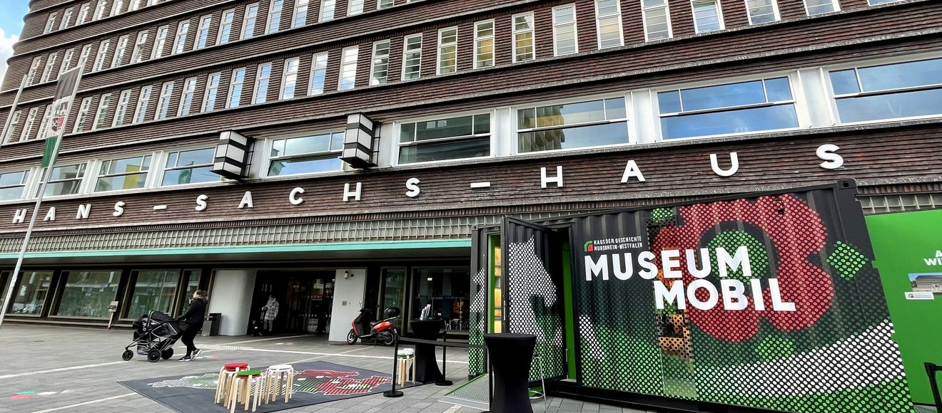 Der MuseumMobil-Container vor dem Hans-Sachs-Haus