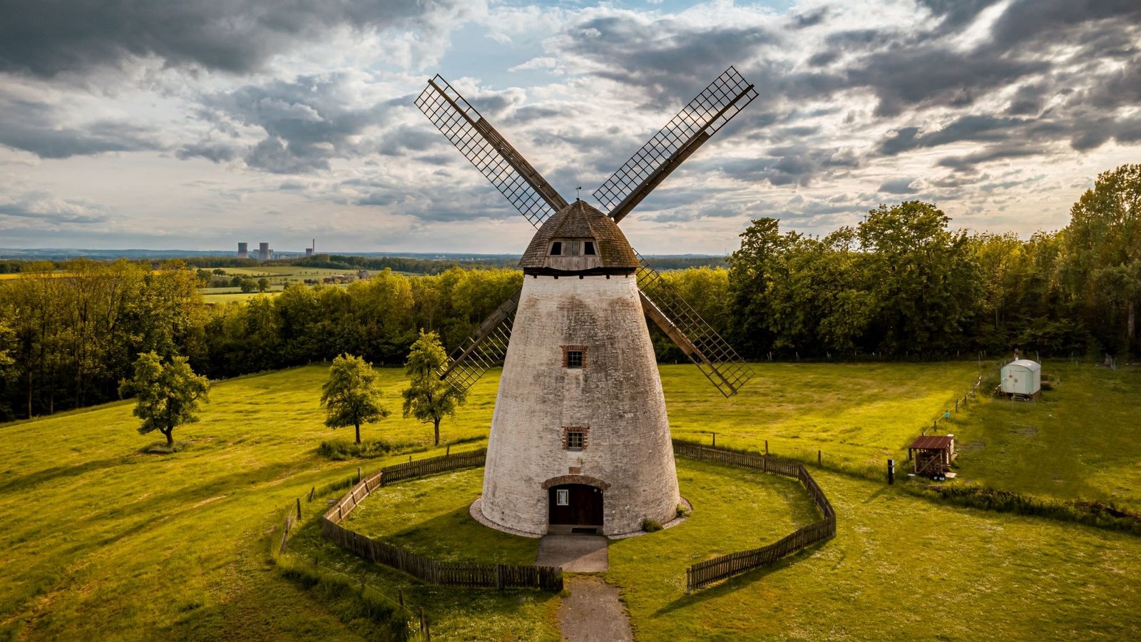Eine Windmühle auf einer weiten Fläche