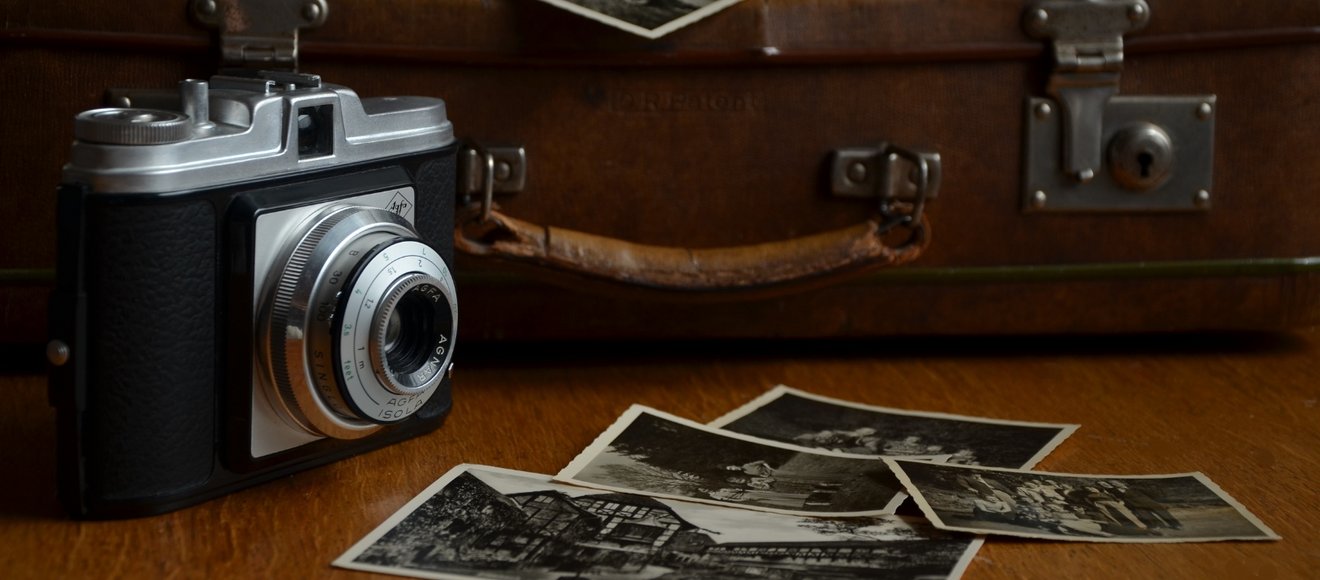 Ein alter Fotoapparat, Bilder und ein alter Koffer.