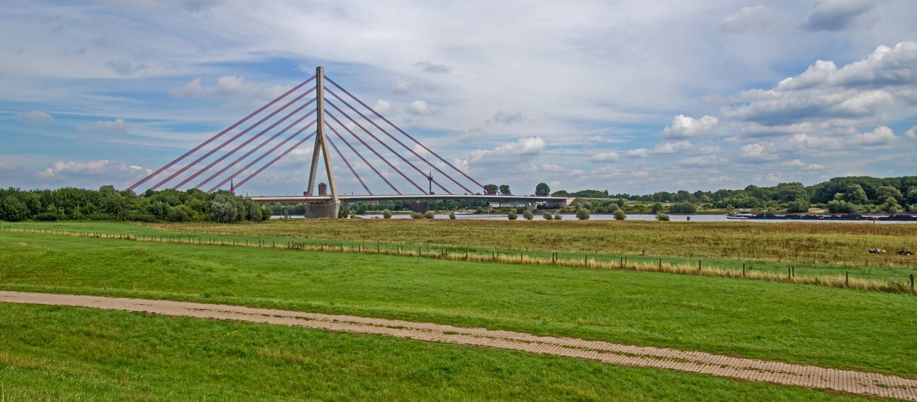 Die Niederrheinbrücke bei Wesel