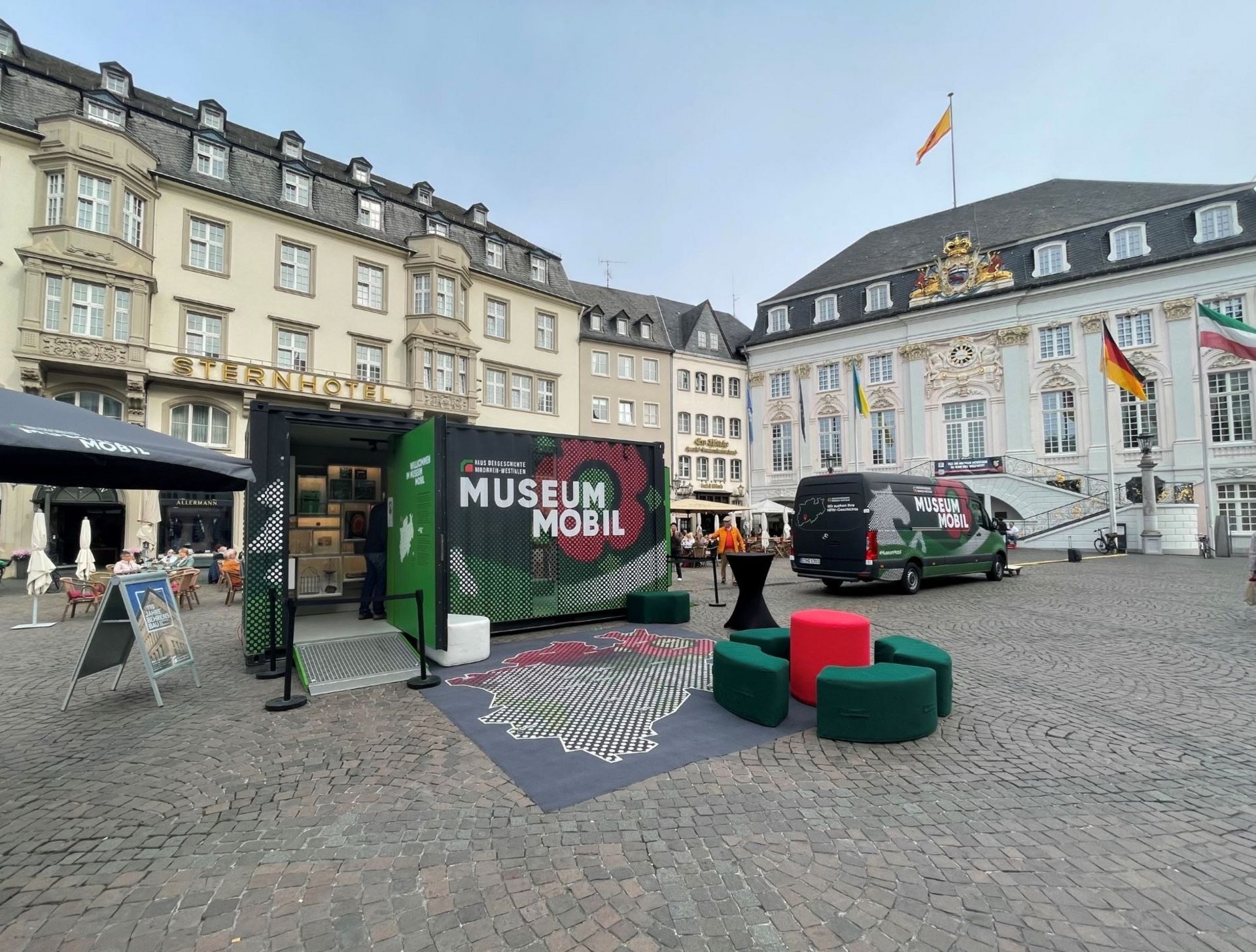 MuseumMobil vor dem Alten Rathaus auf dem Markt in Bonn. 