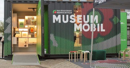 Zu sehen ist MuseumMobil, die mobile Ausstellung des Hauses der Geschichte Nordrhein-Westfalen. 