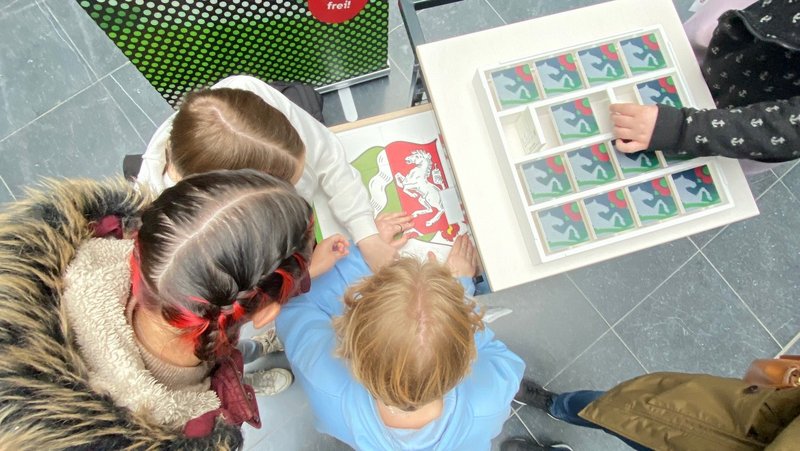 Zu sehen sind Kinder beim Besuch von MuseumMobil.