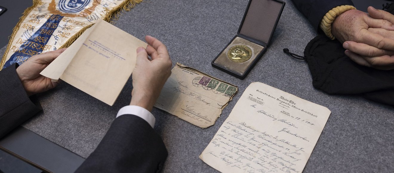 Briefe, ein Wimpel und eine Medaille liegen auf einem Tisch am Sammelsamstag in Gelsenkirchen.