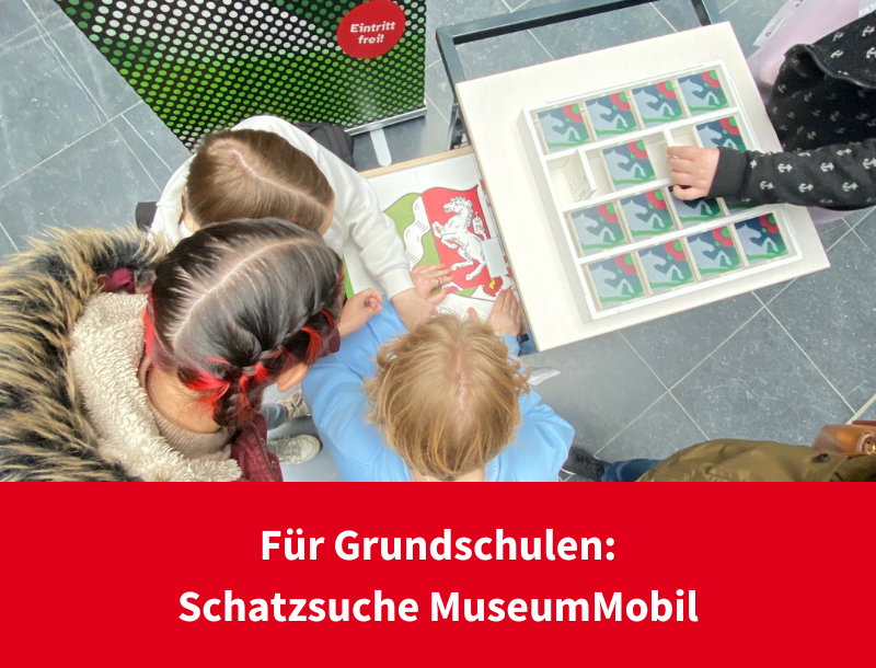 Schülerinnen und Schüler spielen MuseumMobil-Memory.